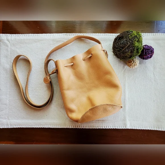 BAGGU Tan Crossbody Bag - Picture 2 of 7
